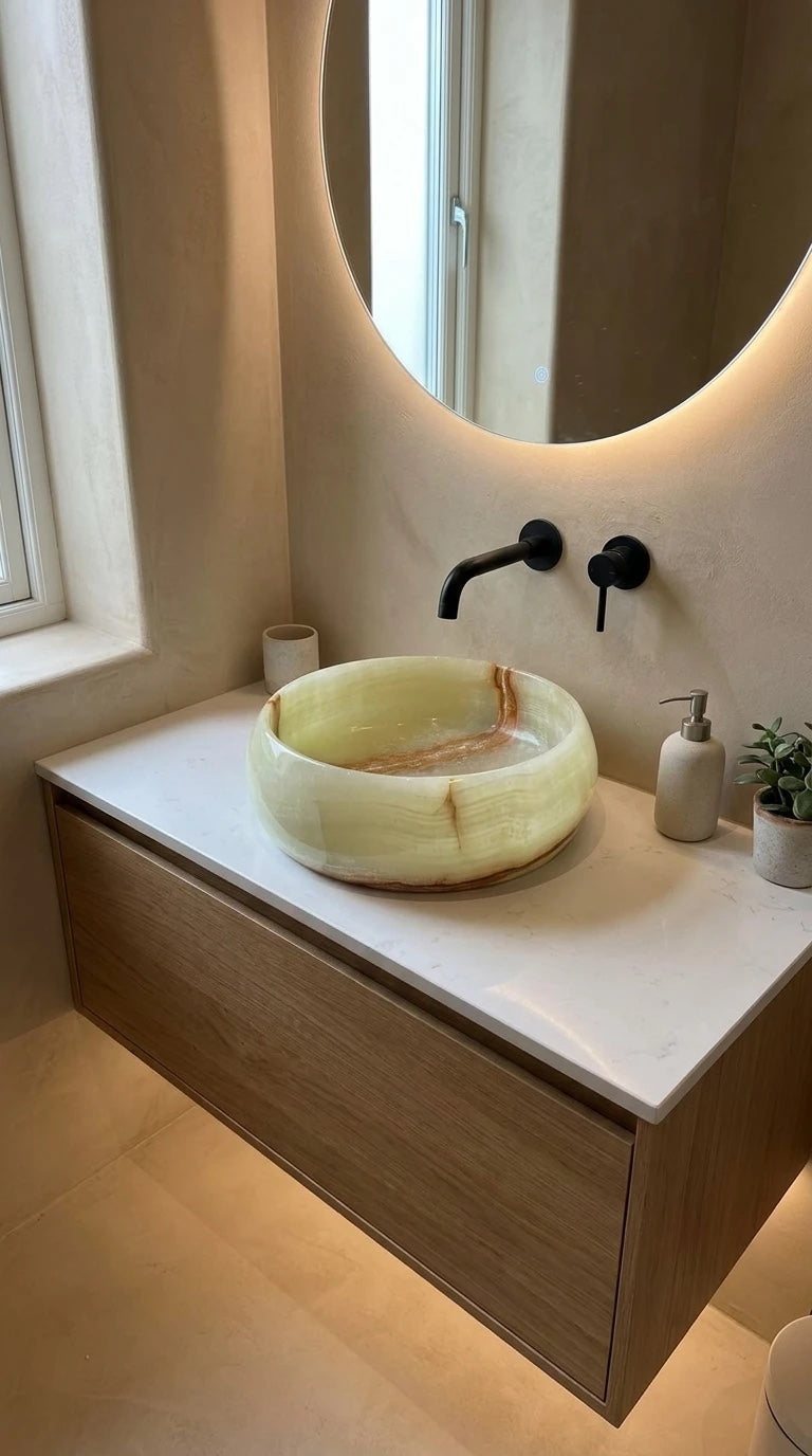 Lavoar din onix verde pe mobilier din stejar, cu baterie neagră